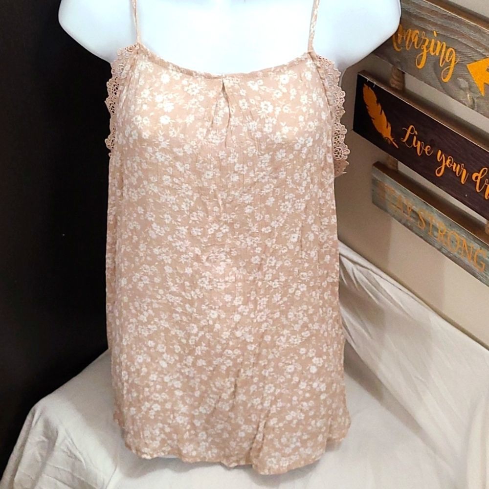 Women's 1x flowly beigh tank.